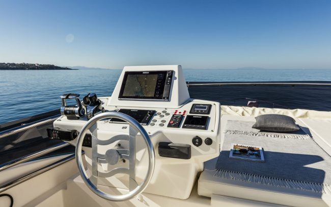 Ferretti Yachts 550 cruising