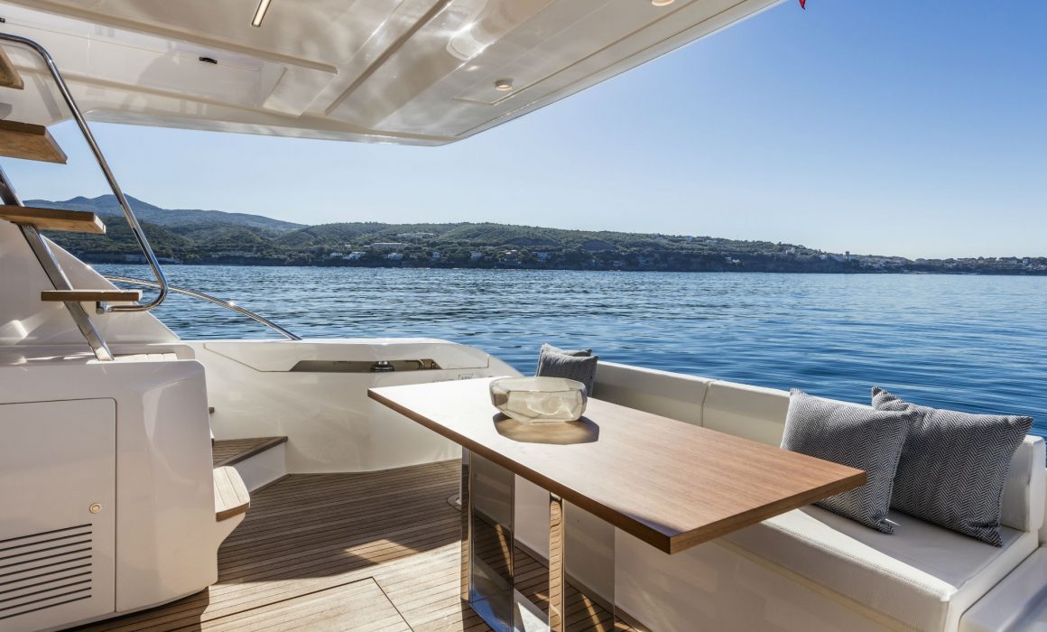 Ferretti Yachts 550 main deck