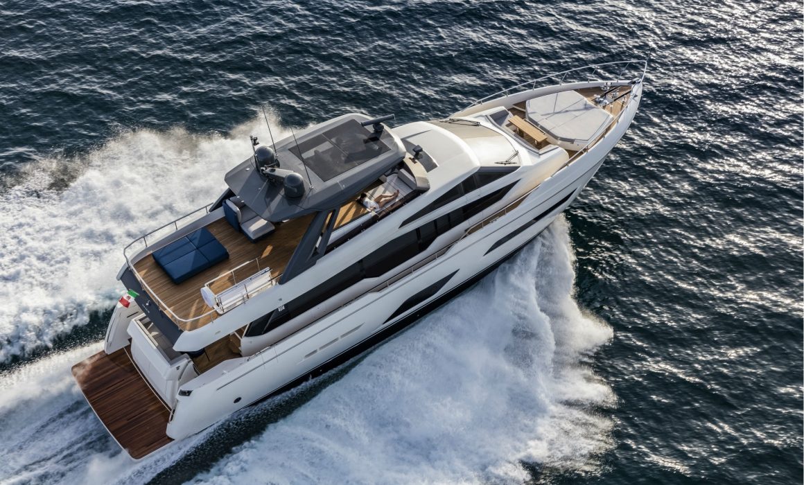 Ferretti Yachts 780 cruising