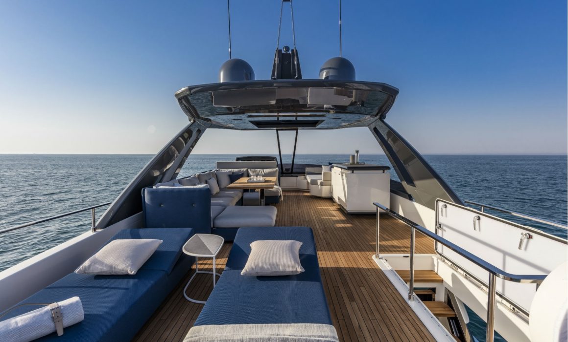 Ferretti Yachts 780 cruising