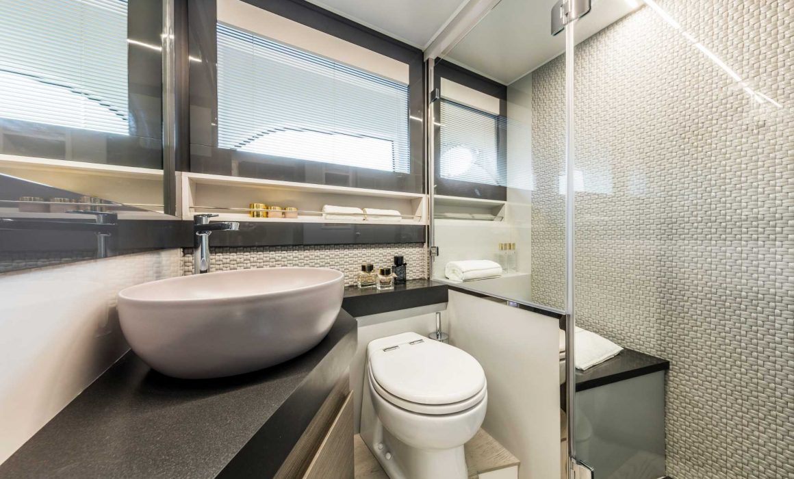 Pershing 5x lower deck