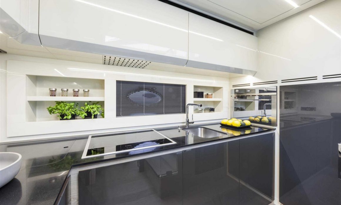 Pershing 70 lower deck