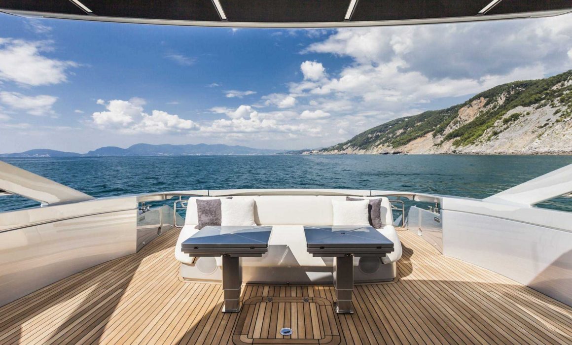 Pershing 70 sun deck