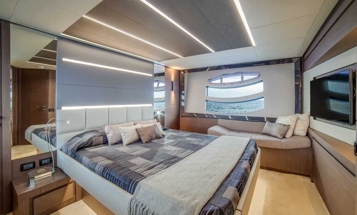 Pershing 74 lower deck