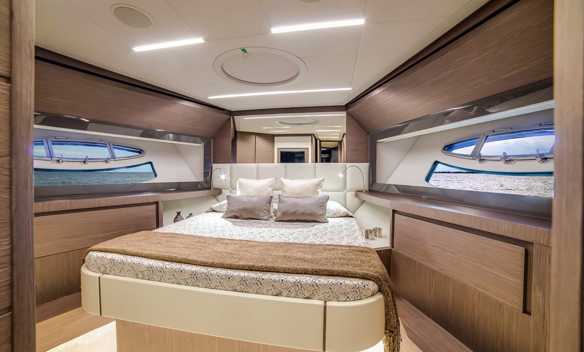 Pershing 74 lower deck